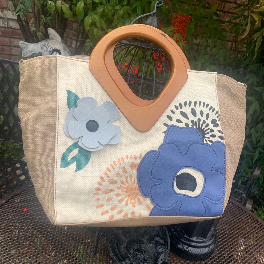 Floral pleather accents this canvas handbag,HP25